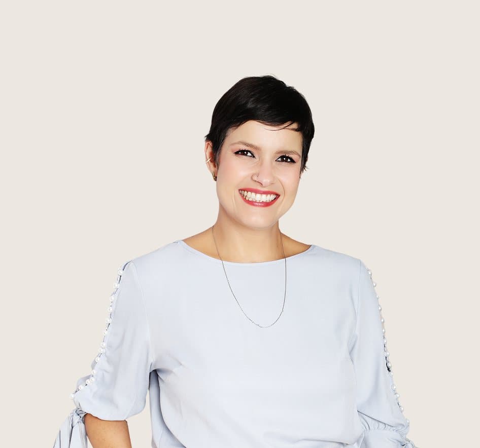 Retrato da Dra. Michelle Sanches, de blusa azul-clara, sorrindo
